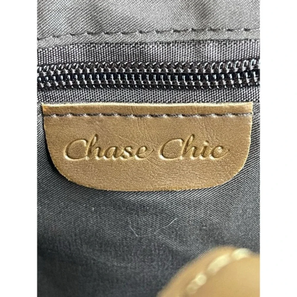 Caseable chase chic